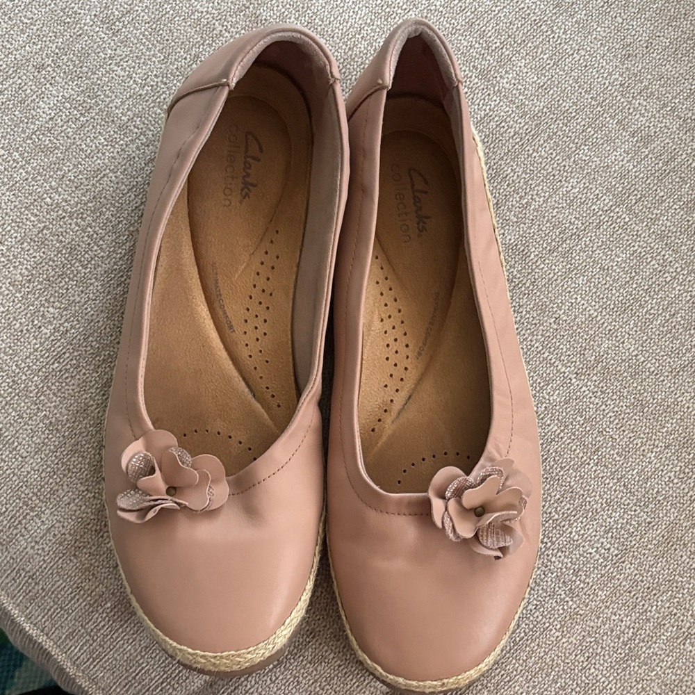 Clarks Women’s Elaina Jade Tan Leather Flat w/Cushion Insole US Women’s Size 12W - Picture 2 of 8